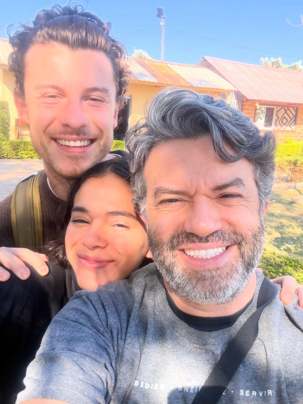 Shawn Mendes e Bruna Marquezine com Caique Oliveira, fundador da Aldeia Nissi — Foto: Reprodução / Instagram