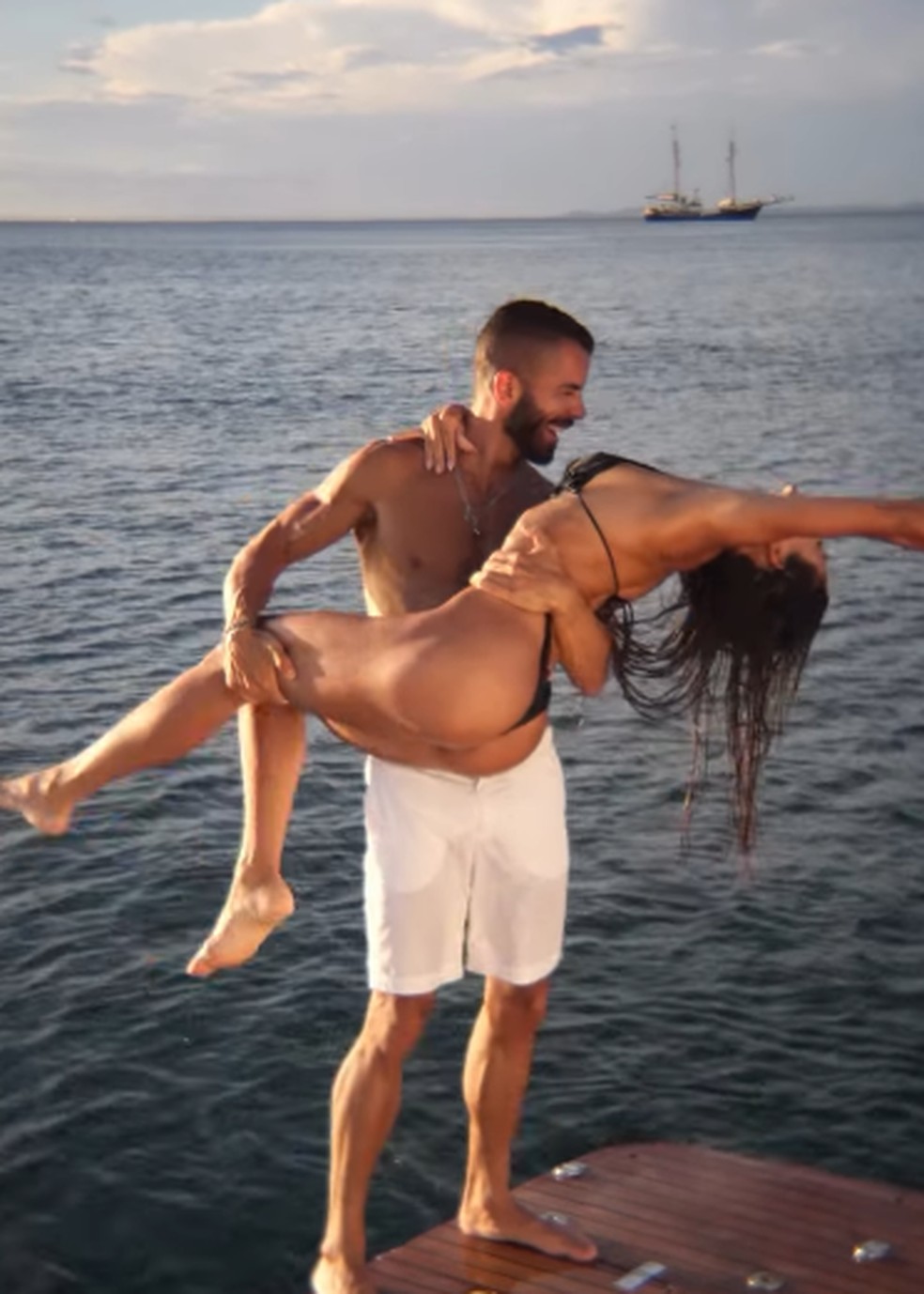 Mari Gonzalez e Rafa Pipo trocam beijos e amassos em Salvador — Foto: Reprodução/Instagram