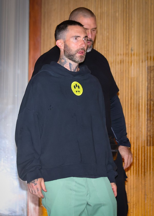 Adam Levine, do Maroon 5, deixa hotel em SP para passagem de som do ...