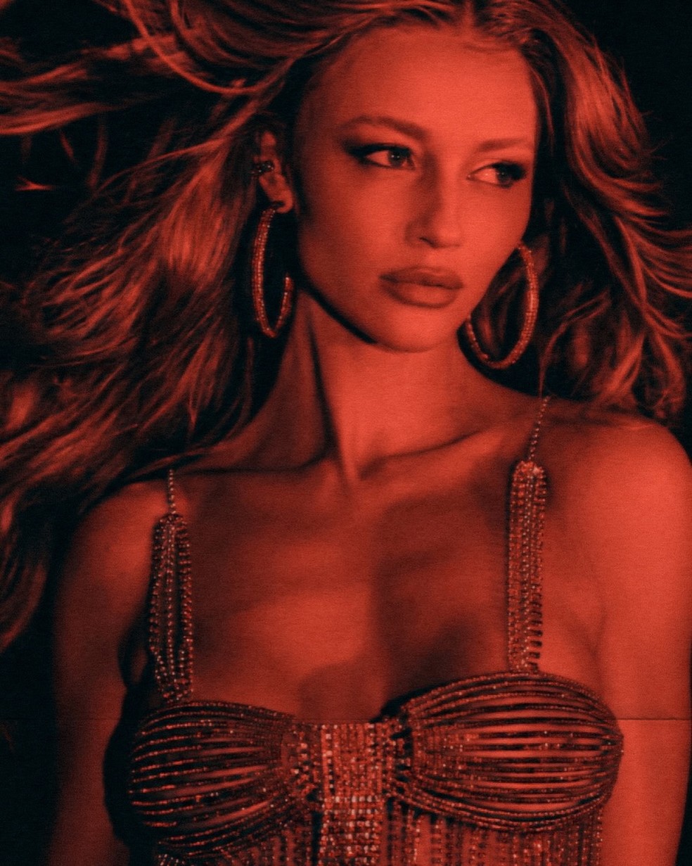 Solteiríssima, Cintia Dicker aposta em topless e biquíni transparente e agita a web; veja fotos e reações — Foto: @ruancaldass