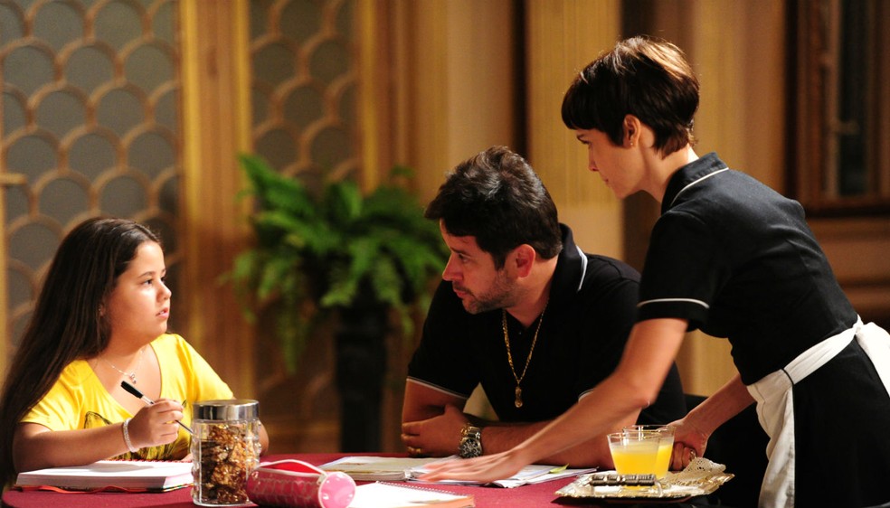Agatha (Karol Lannes) em cena de Avenida Brasil com Tufão (Murilo Benício) e Nina (Débora Falabella) — Foto: TV Globo