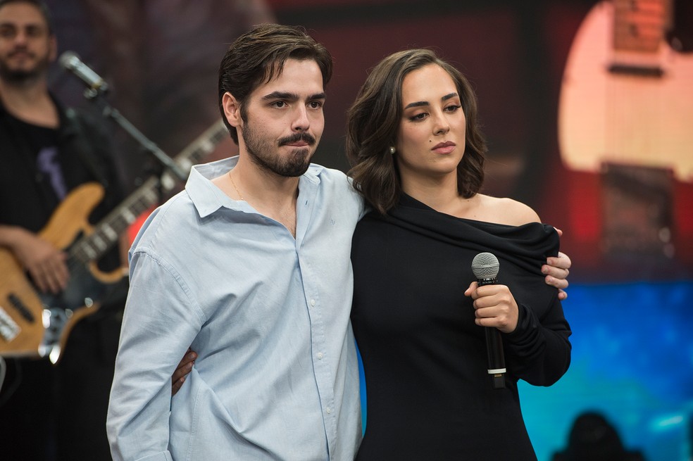 Faustão se emociona com os filhos, João, Lara e Rodrigo no palco em seu último programa na 'Band' — Foto: Divulgação/ Band
