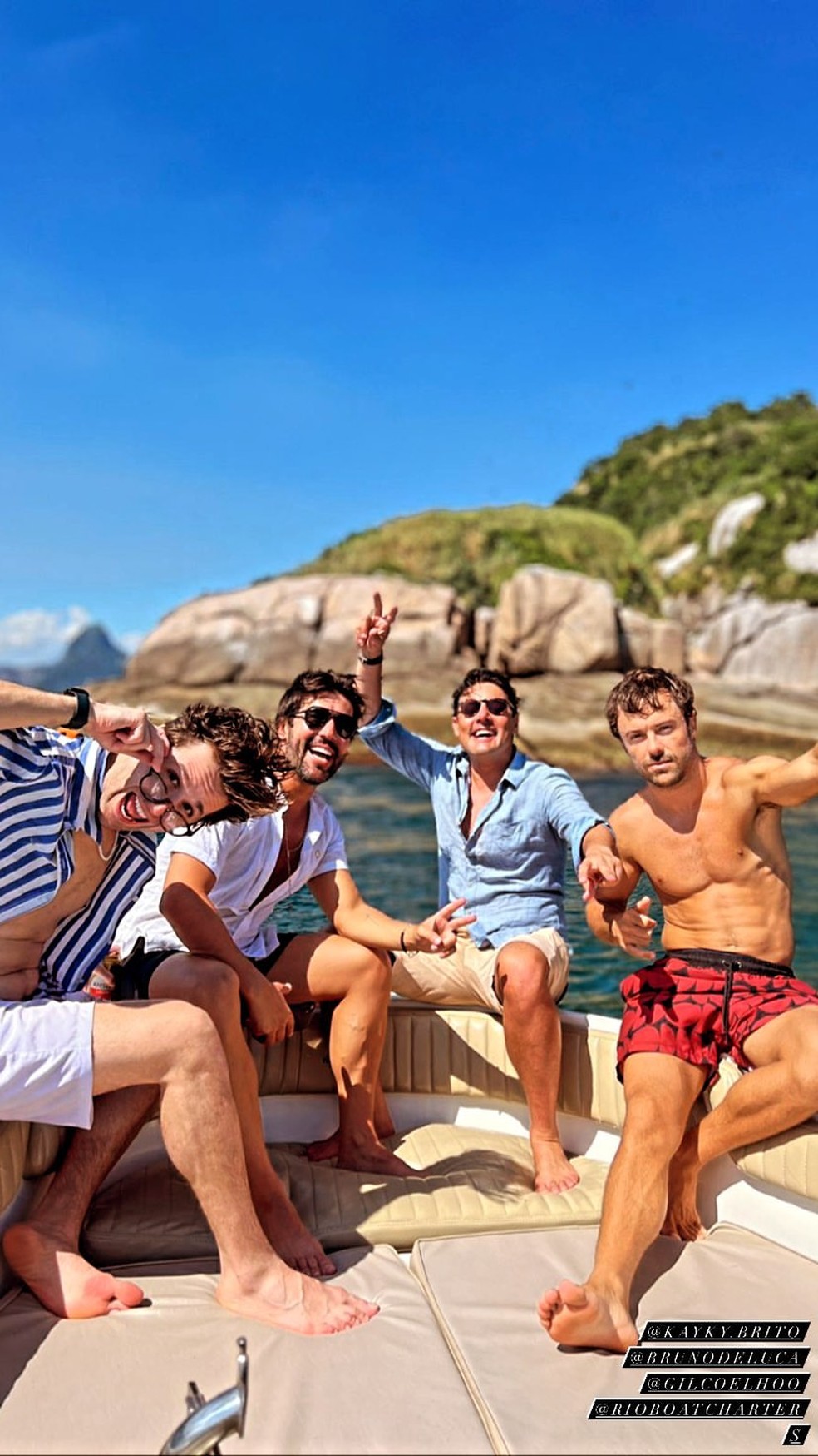 Gil Coelho, Sandro Pedroso, Bruno De Luca e Kayky Brito em passeio de barco — Foto: Reprodução/Instagram