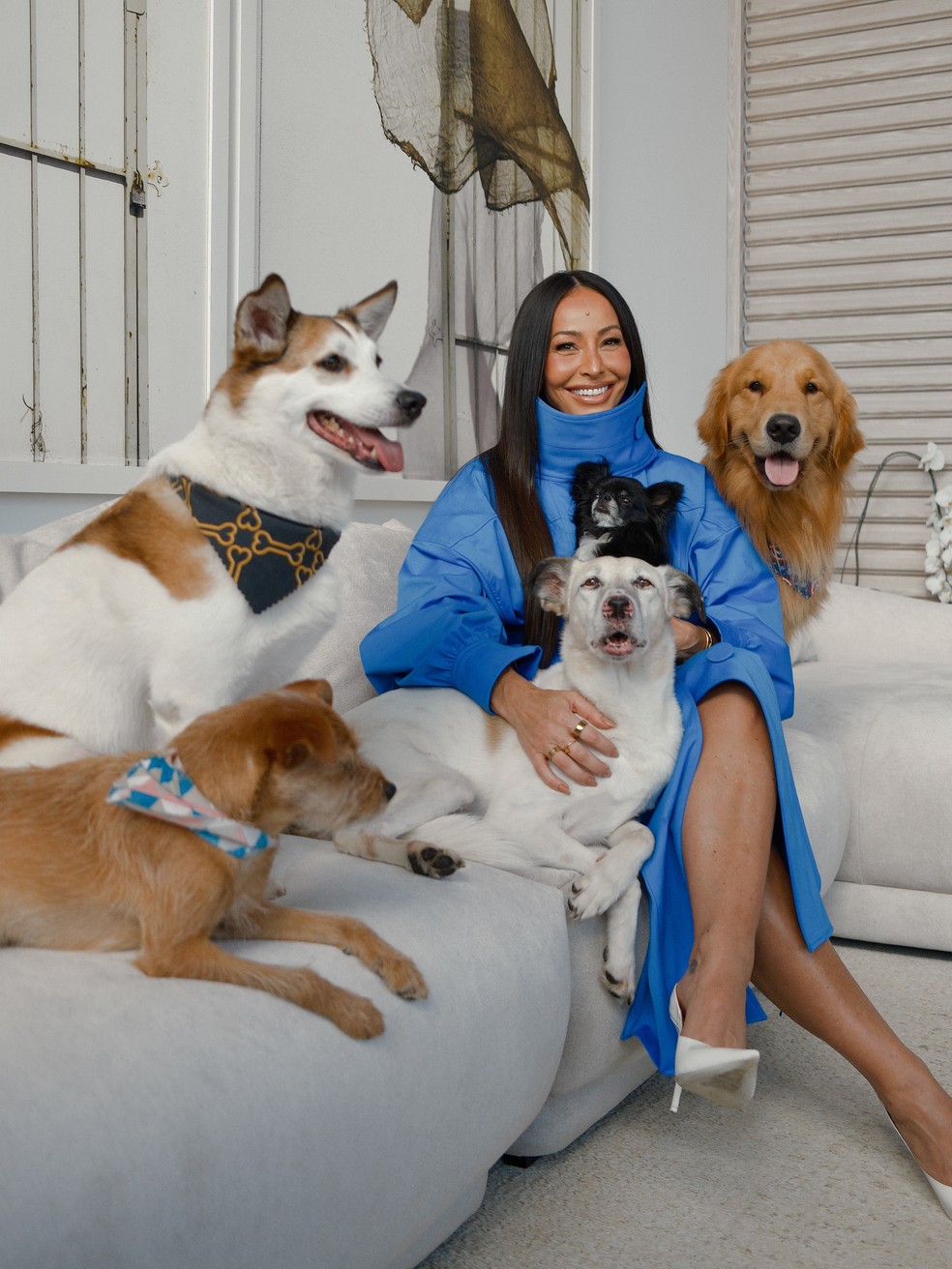 Sabrina Sato posa com os cinco cachorros — Foto: Reprodução / Instagram