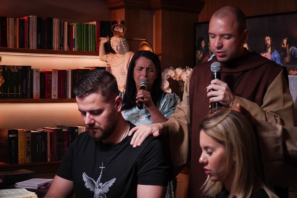 Natália Toscano aparece com Zé Neto em momento religioso após boatos de ...