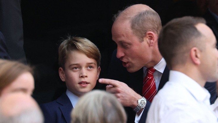 O Príncipe William falando com o filho mais velho, Príncipe George