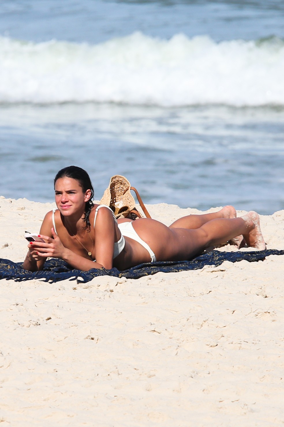Bruna Marquezine na praia — Foto: Dilson Silva/ AgNews