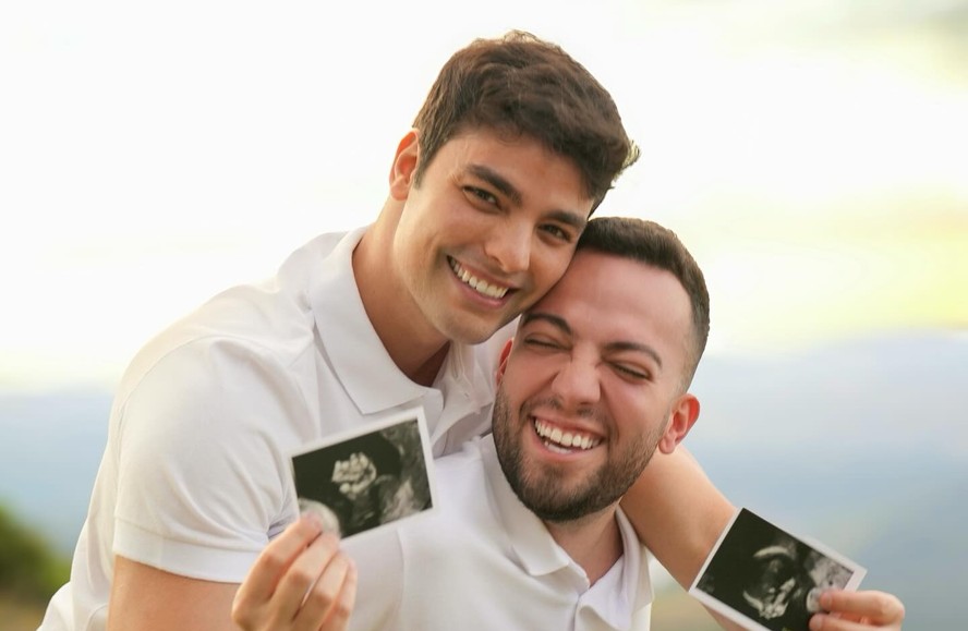 Lucas Rangel e Lucas Bley mostram barriga que gera seu primeiro filho