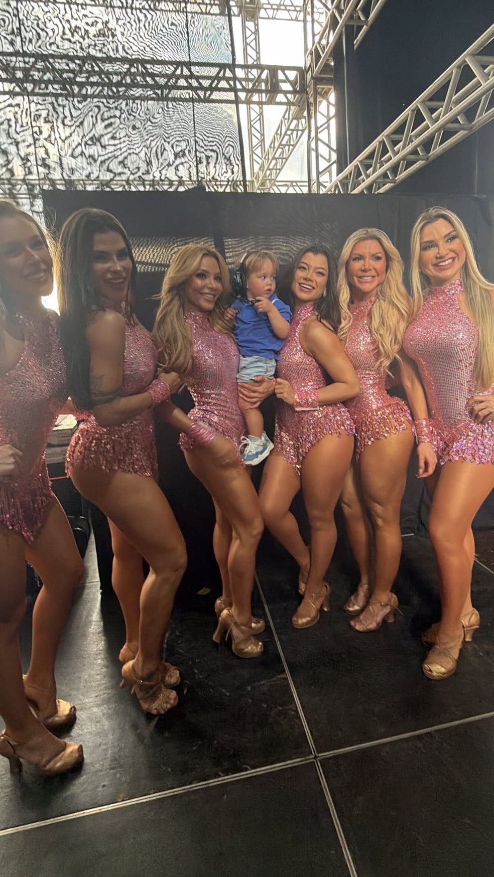José Leonardo com as bailarinas do avô, Leonardo — Foto: Reprodução/Instagram