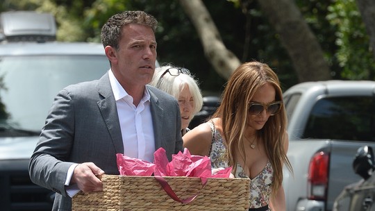 Jennifer Lopez é vista com Ben Affleck antes de cancelar tour em meio a suposta crise no casamento