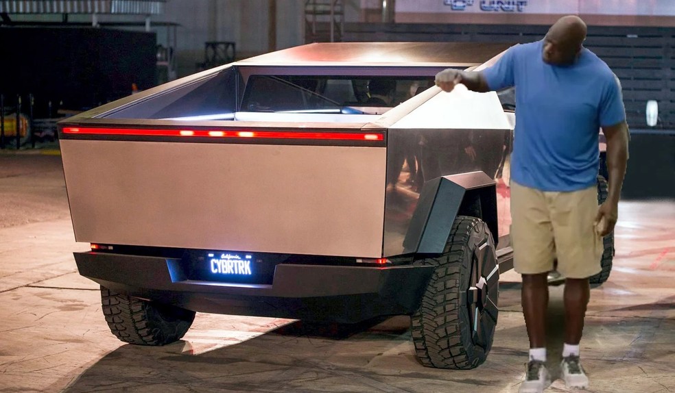 Shaquille O'Neal compra segundo Tesla, e personaliza veículo