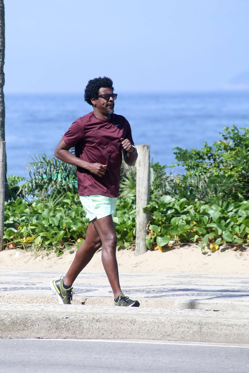 Seu Jorge faz caminhada intensa na orla do Rio &mdash; Foto: JC Pereira / AGNEWS
