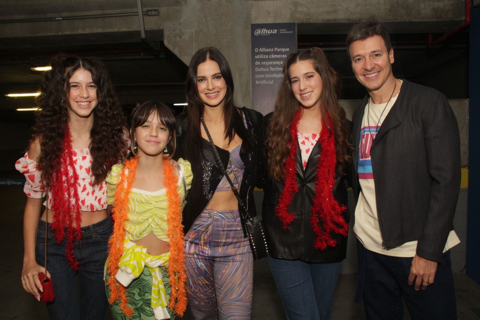 Rodrigo Faro e Vera Viel com as filhas Clara, Maria e Helena — Foto: Clayton Felizardo/BrazilNews