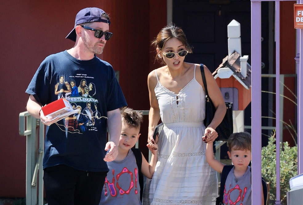 Macaulay Culkin e Brenda Song com os filhos, Dakota e Carson — Foto: Grosby Group