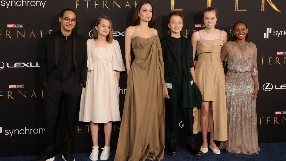 Angelina Jolie com Pax, Vivienne, Knox, Shiloh e Zahara — Foto: Getty Images
