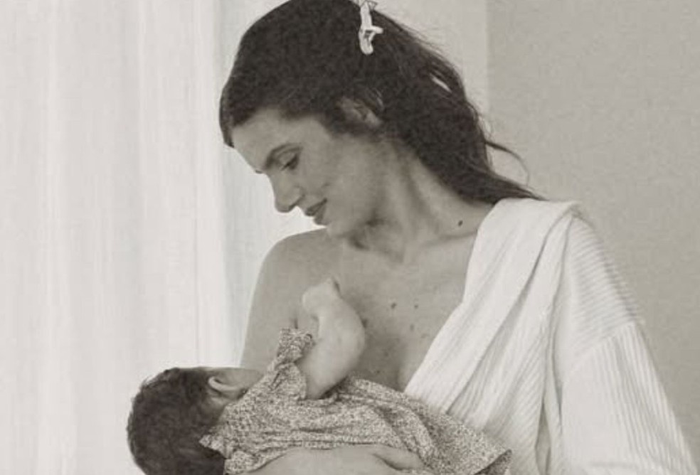 Camila Queiroz e a filha, Clara — Foto: Reprodução/Instagram