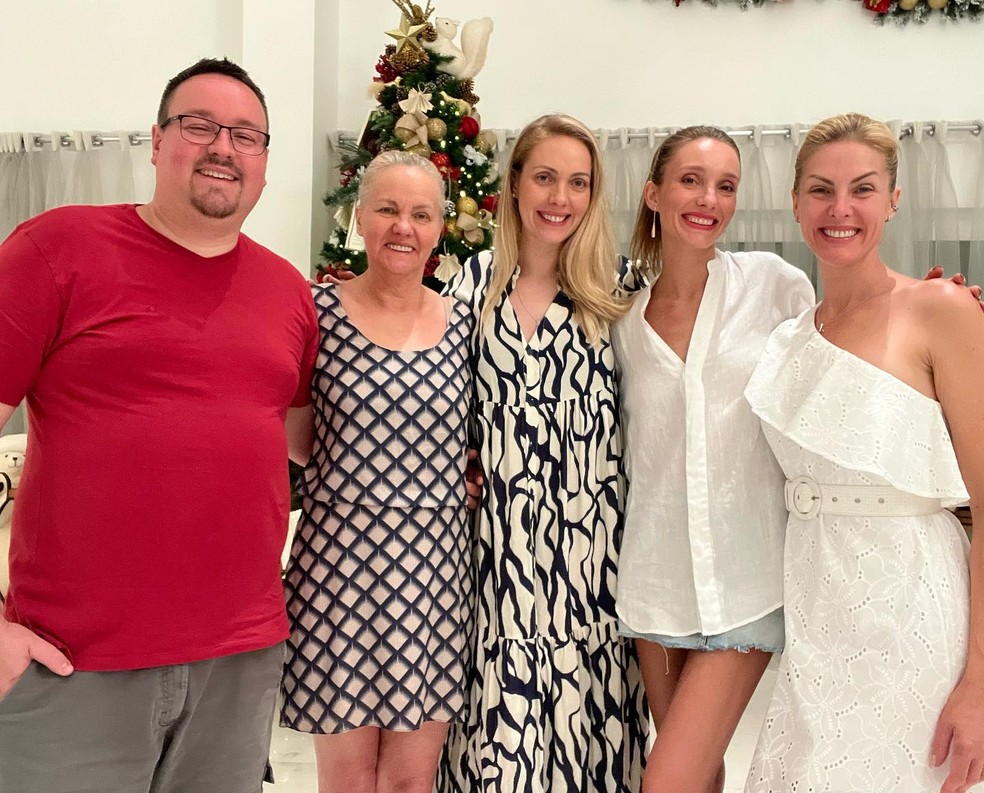 Ana Hickmann com os irmãos, Luiz Carlos Hickmann, Fernanda Hickmann e Isabel Hickmann, e a mãe, Reni Saath — Foto: Instagram