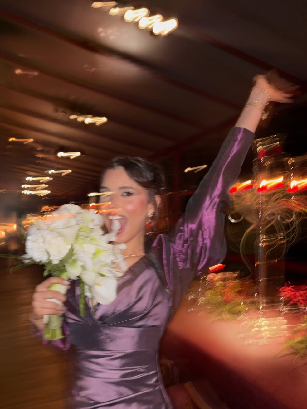 Madrinha do casamento de Theresa Fonseca e Gustav von Fürstenberg, atriz Julia Lemos pega o buquê do casamento arremessado pela noiva — Foto: Reprodução/Instagram
