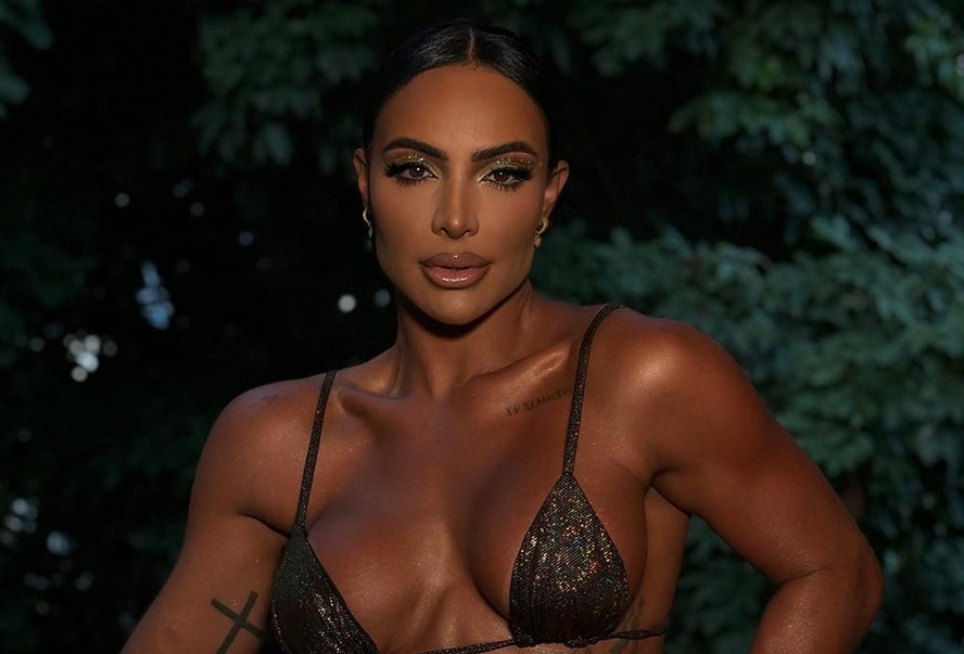 Aline Mineiro posa de biquíni, e mostra bronze e corpo sarado antes de
