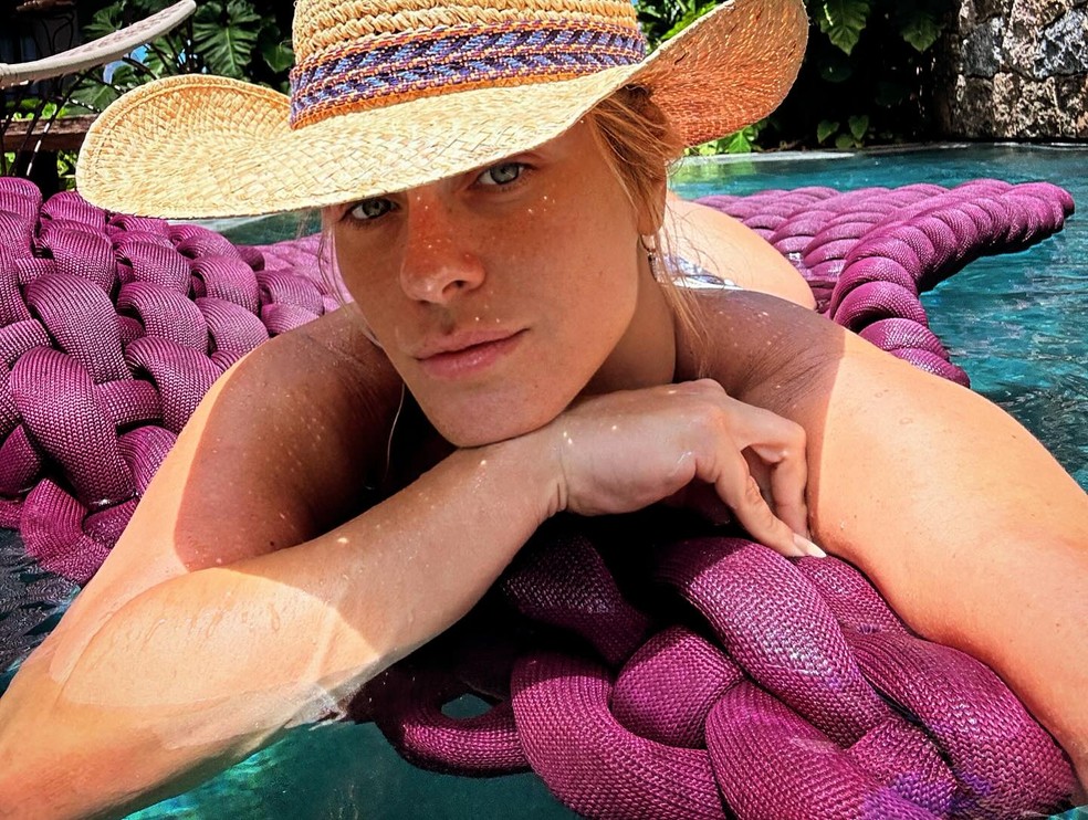 Carolina Dieckmann em dia de piscina — Foto: Reprodução / Instagram