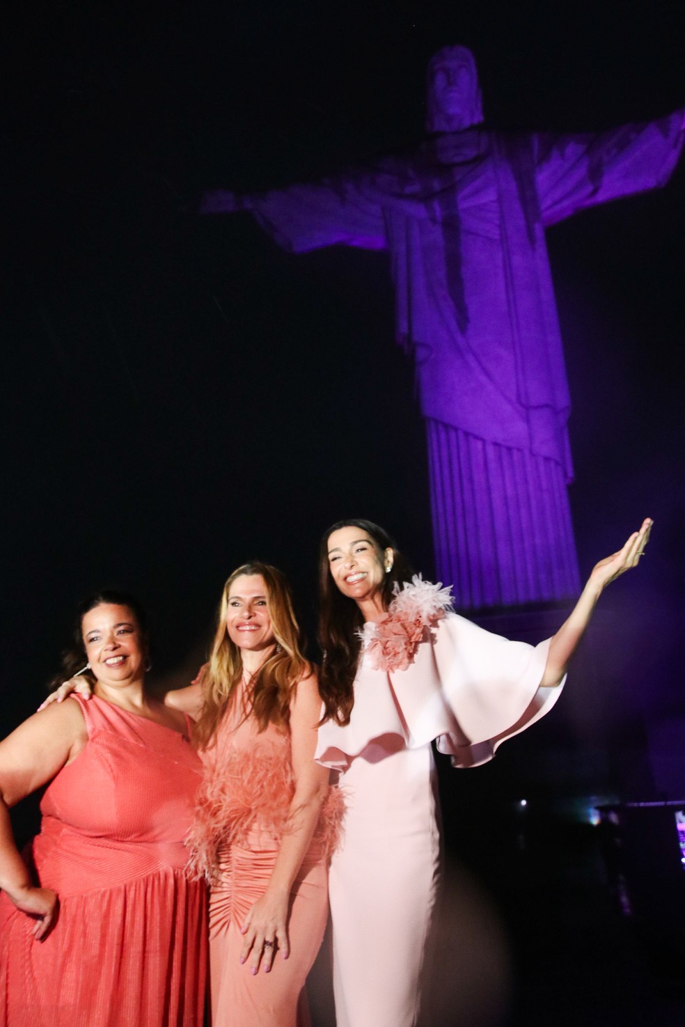 Marcelle Medeiros (da Fundação Laço Rosa), Ingrid Guimarães e Mônica Martelli — Foto: Rogério Fidalgo/ Agnews