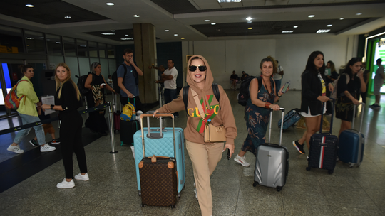 Usando moletom de grife e chinelo com meia, Deolane Bezerra desembarca sozinha em aeroporto 