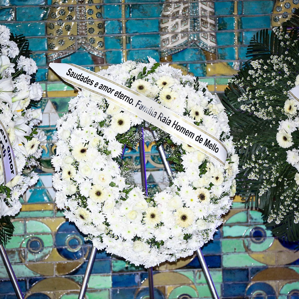Coroa de flores da fam&iacute;lia Raia Homem de Mello &mdash; Foto: Victor Chapetta/ AgNews