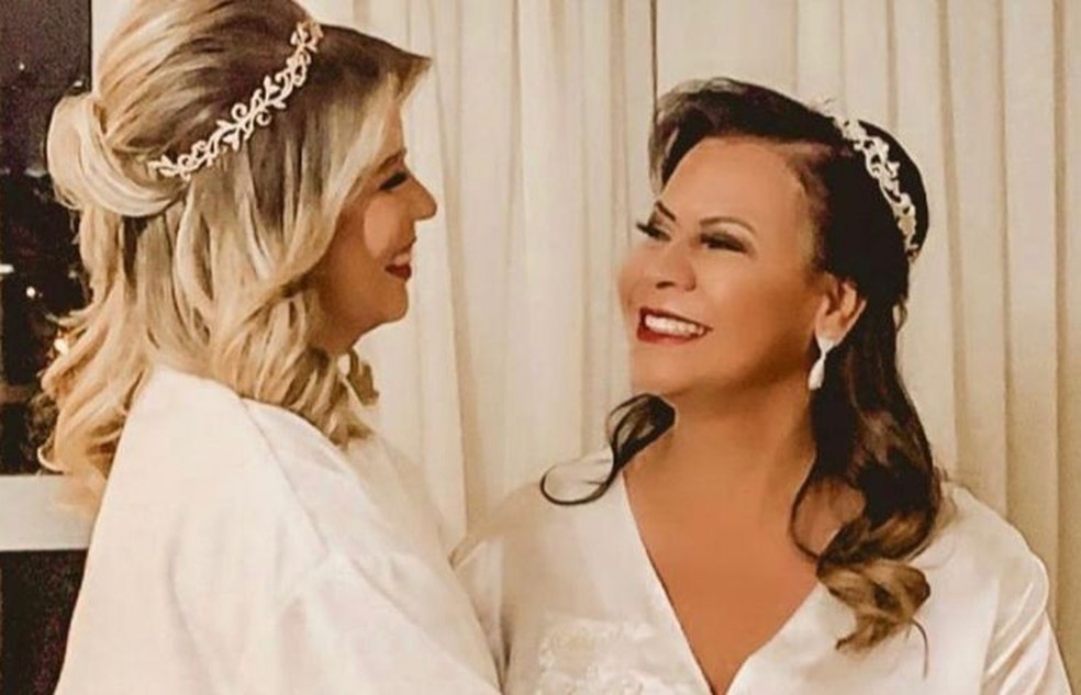 Marília Mendonça com a mãe, Ruth Moreira, no dia do casamento dela — Foto: Reprodução/ Instagram