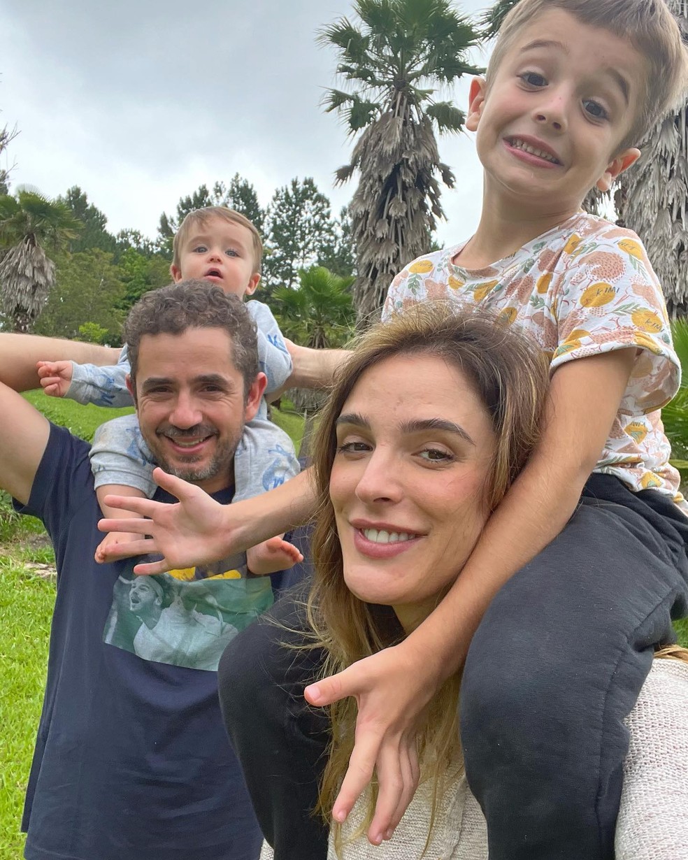 Felipe Andreoli e Rafa Brites com os filhos, Rocco e Leon — Foto: Instagram