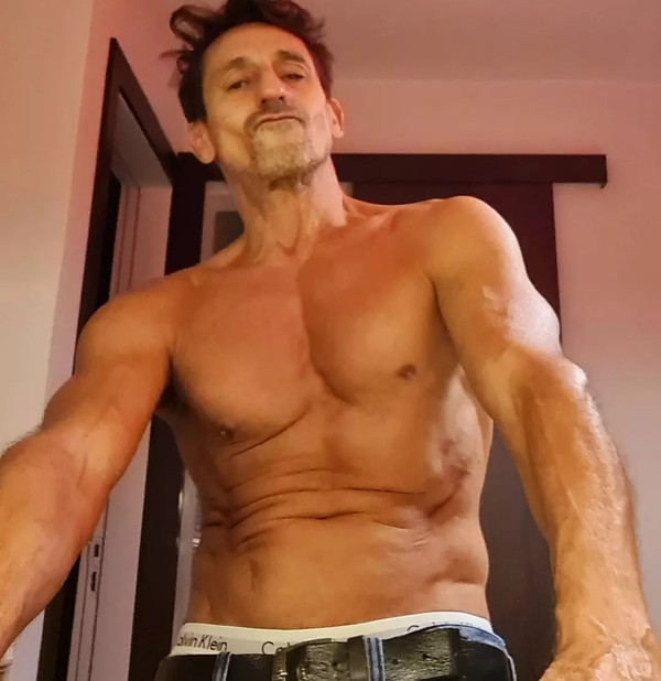 Aos 59 anos, Tuca Andrada faz sucesso com fotos sensuais na web, mas