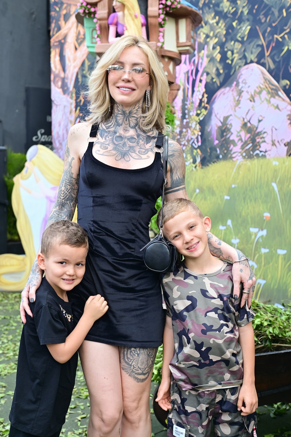 Zoo e os filhos, Gael e Nikki — Foto: Leo Franco/AgNews