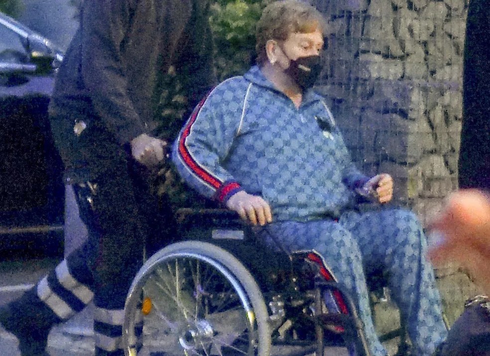 Elton John foi visto em cadeira de rodas no ano passado — Foto: The Grosby Group