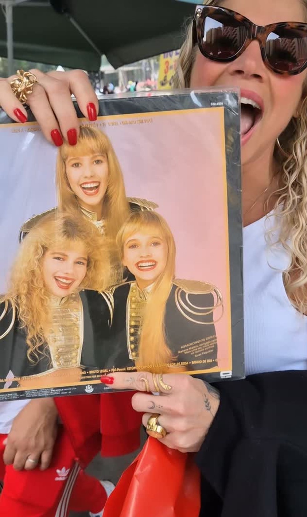 Cátia Paganote compra disco 'Paquitas', lançado em 1989, em feira de antiguidades — Foto: Reprodução/Instagram