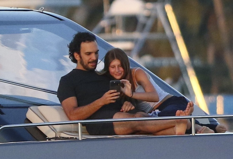 Joaquim Valente e Vivian Lake, namorado e filha de Gisele Bündchen — Foto: Grosby Group