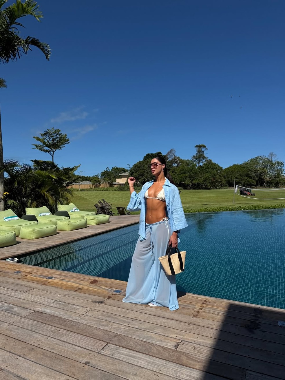 Gabriela Versiani abre álbum de férias com Murilo Huff e Léo; com