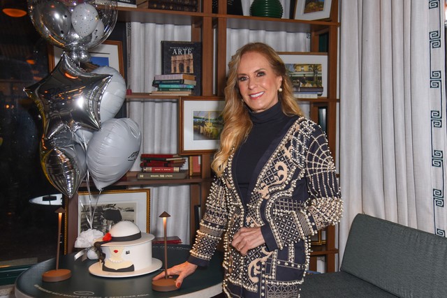 Helô Pinheiro, a 'Garota de Ipanema', comemora os 82 anos em família