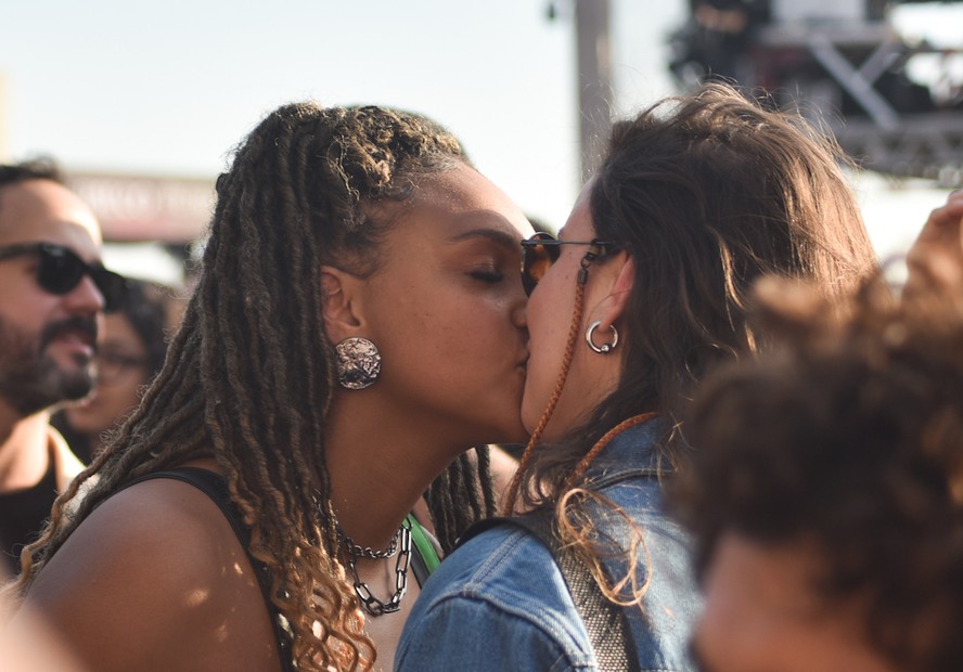 Jessi Alves beija muito namorada em festival de música em São Paulo