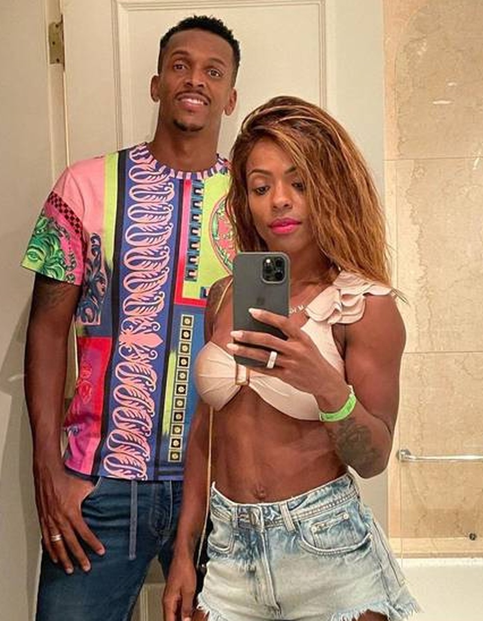 O jogador Jô com a mulher, Cláudia Silva — Foto: Reprodução/Instagram