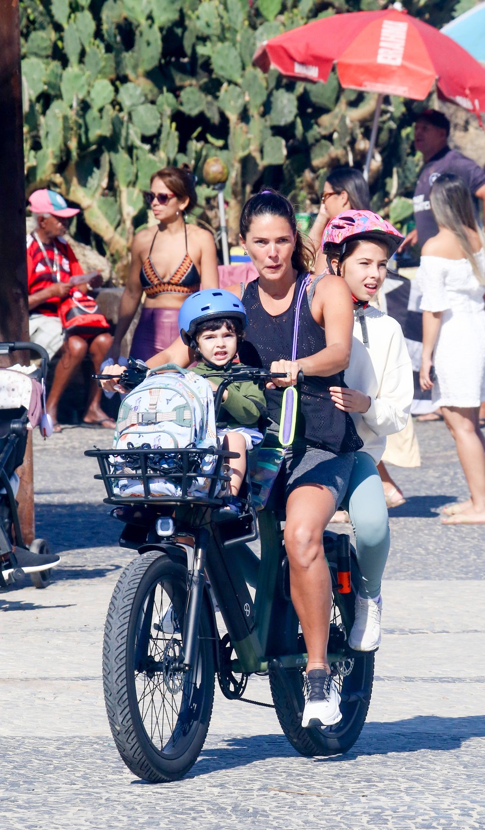 Daniella Sarahyba anda de bicicleta com os tr&ecirc;s filhos no Rio &mdash; Foto: J C Pereira/AgNews