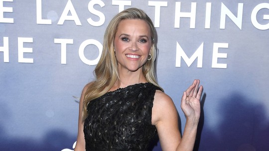 Reese Witherspoon aparece sorridente em primeira aparição após anunciar divórcio