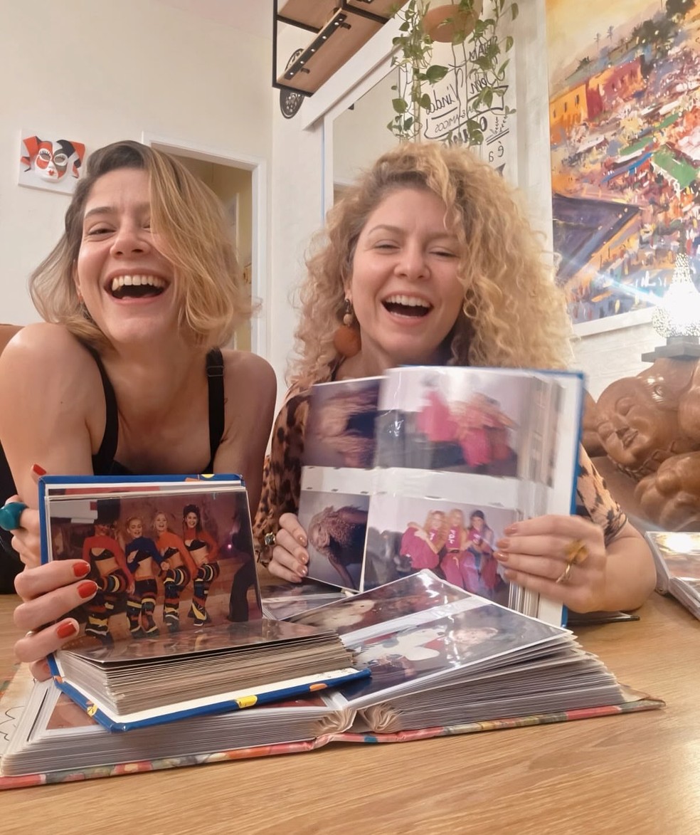 Vanessa Melo e Bárbara Borges abrem álbuns de fotos dos tempos de paquita — Foto: Reprodução/Instagram