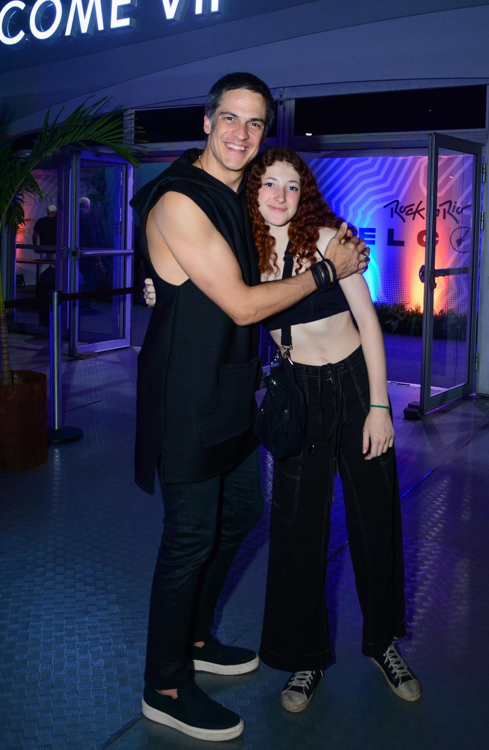 Mateus Solano faz rara aparição com a filha Flora no Rock in Rio; fotos