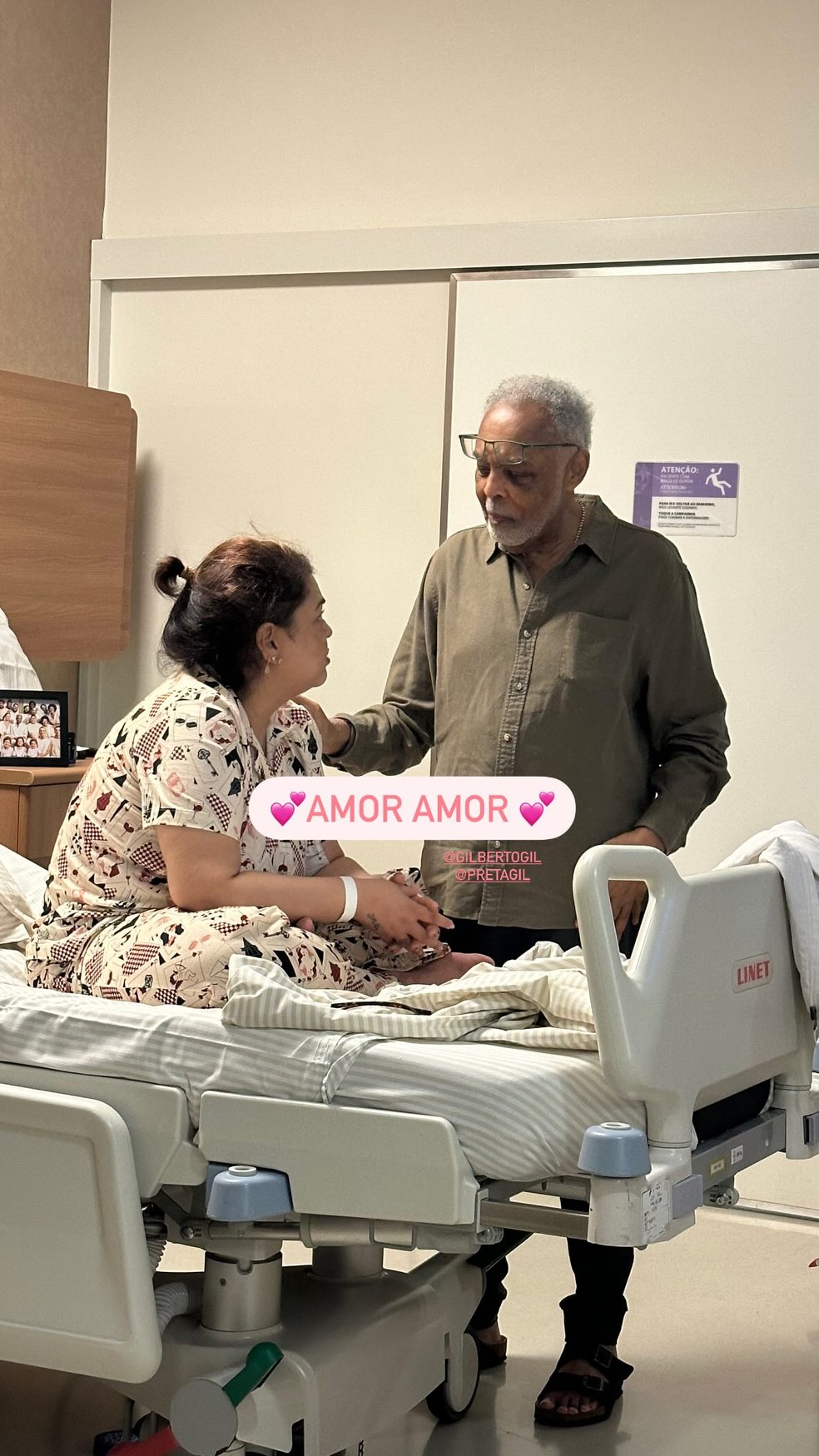 Preta Gil ganha carinho do pai, Gilberto Gil, durante internação — Foto: Reprodução/Instagram