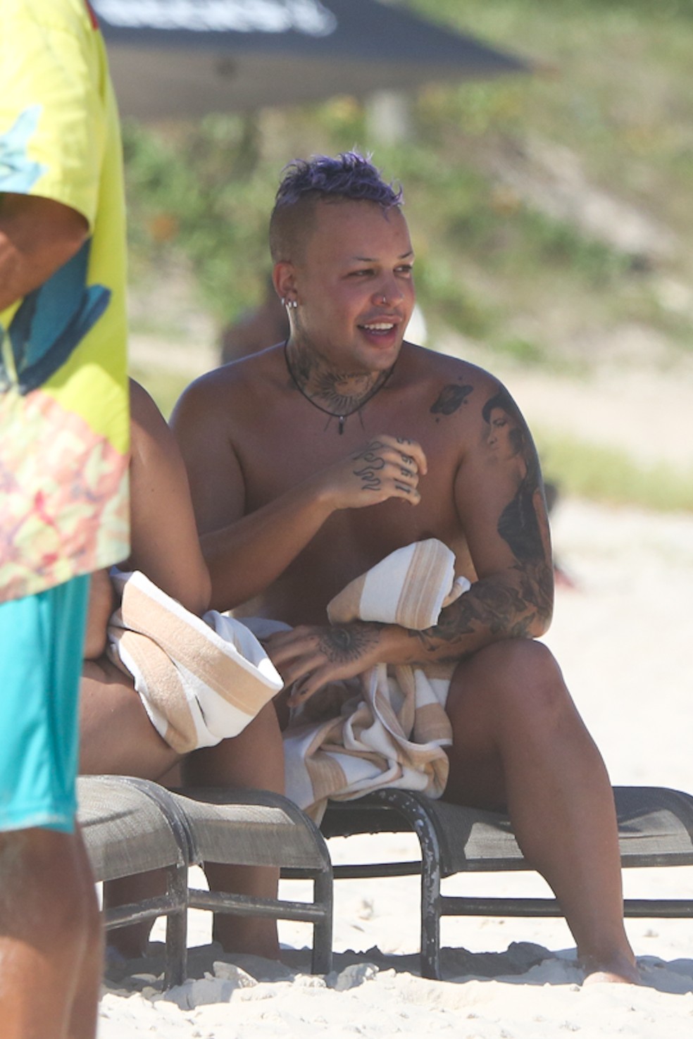 Gloria Groove curte praia com calcinha de biquíni no Rio de Janeiro
