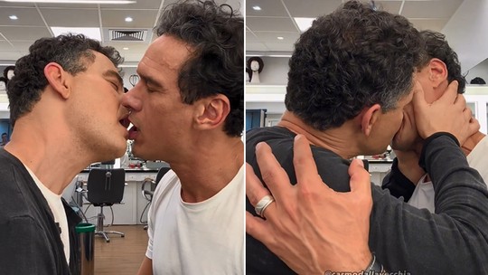 Carmo Dalla Vecchia troca beijão com colega de 'Amor Perfeito' e atiça a web