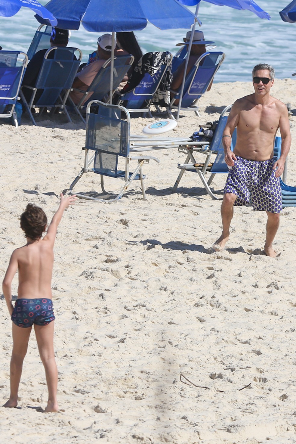Alexandre Nero curte tarde de folga de 'Vale Tudo' com fam&iacute;lia em praia &mdash; Foto: Dilson Silva/Agnews