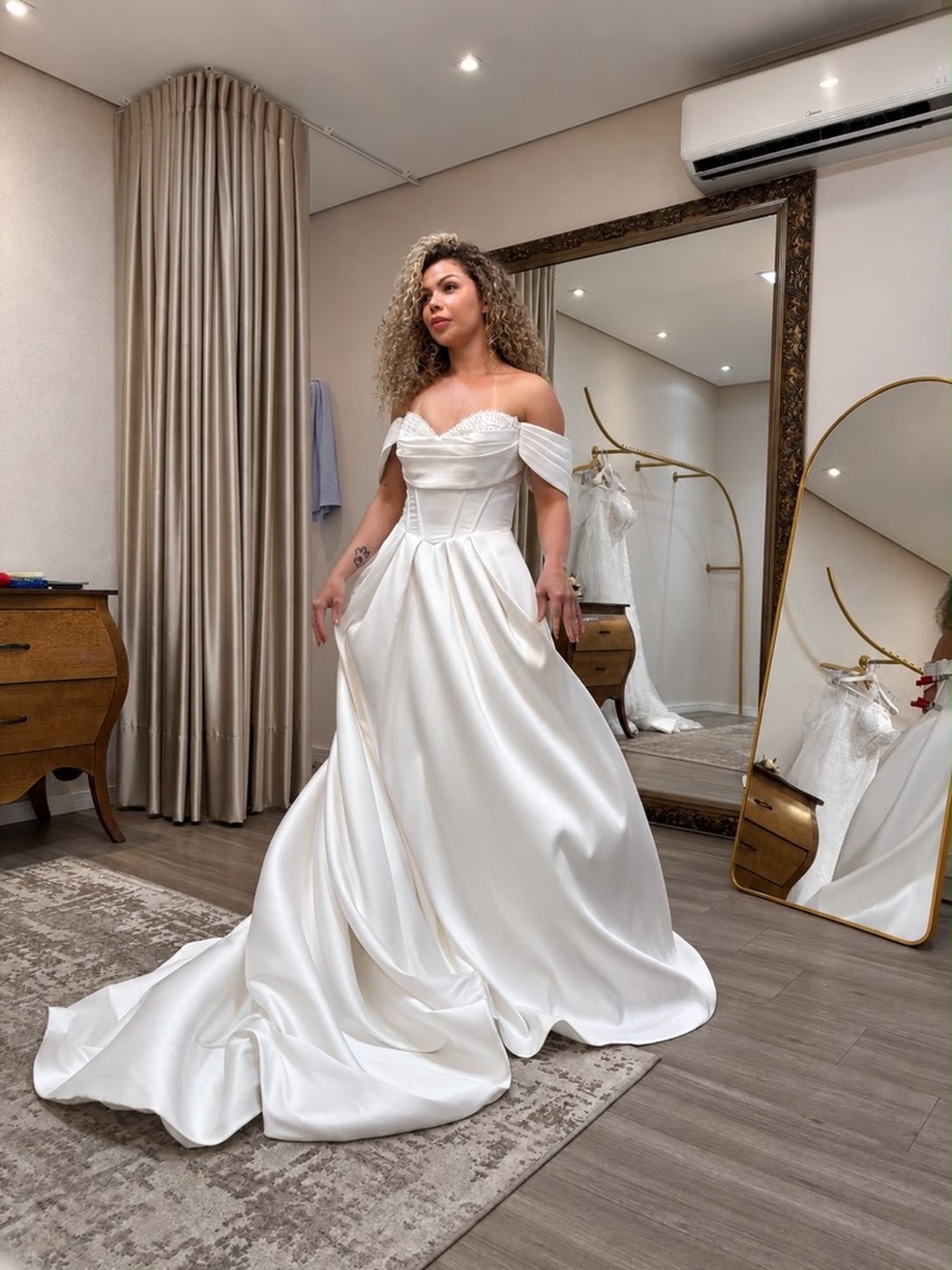Daniella Motta, a barbeira nudista — Foto: Divulgação/CO Assessoria