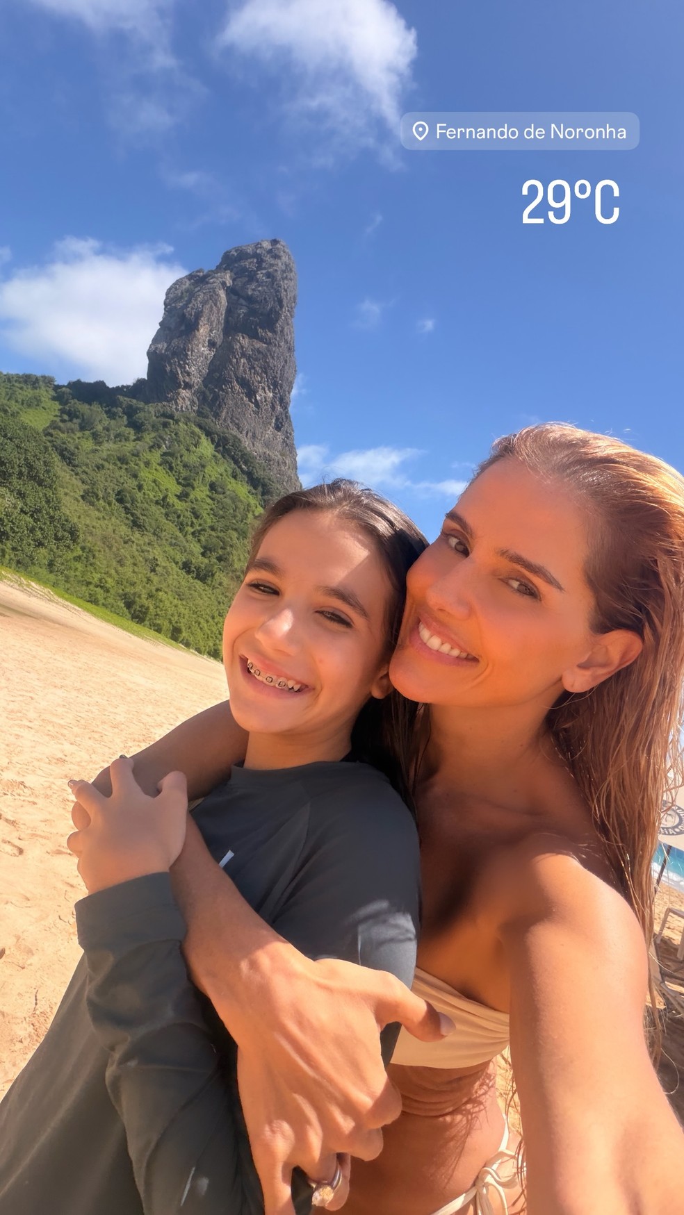 Deborah Secco abre álbum em Noronha passeio de barco com a filha — Foto: Reprodução/Instagram