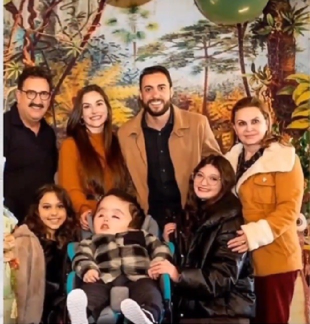 Ratinho e Solange Massa com o filho Gabriel, a nora Bruna e os netos — Foto: Reprodução/Instagram