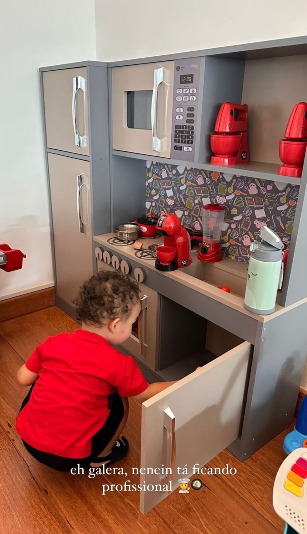 Cris, filho de Bianca Andrade com Fred, brincando em cozinha de brinquedo — Foto: Reprodução/Twitter